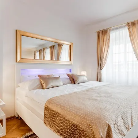 Charles Bridge Royal Apartments - Castle District Praga Exterior foto